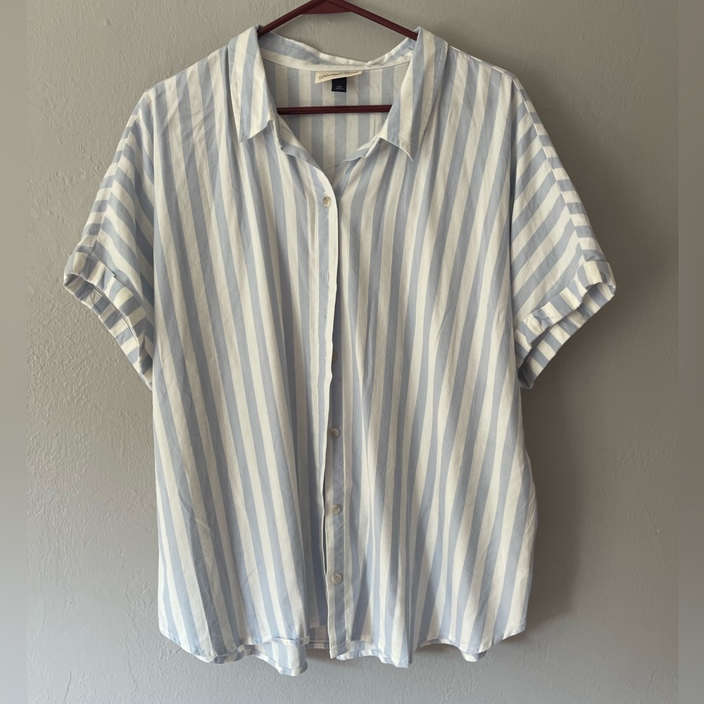 Universal Thread Women’s Blue & White Striped Button Down Shirt XXL Short Sleeve